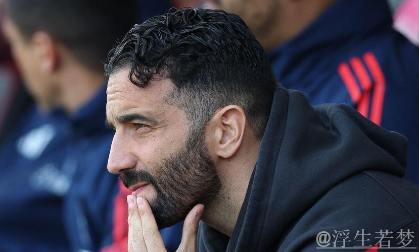 阿莫林拳头现新伤痕疑再怒!不满曼联阵容认同名宿批评 阿莫林拳头现新伤痕疑再怒!不满曼联阵容认同名宿批评