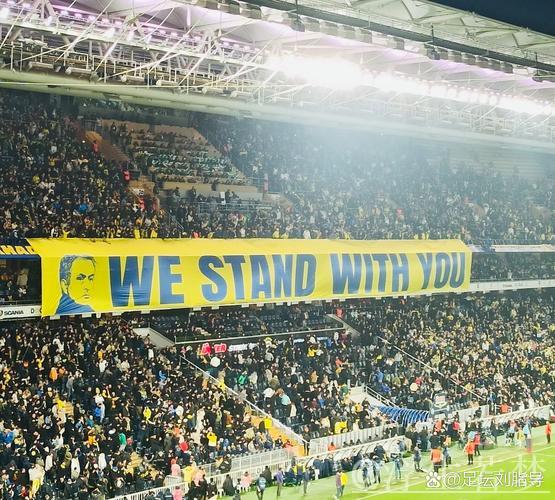 穆里尼奥邀请费内巴切大巴停车,与球迷合影留念 穆里尼奥邀请费内巴切大巴停车,与球迷合影留念